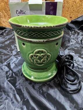 Scentsy Celtic Knot Green Ceramic Electric Wax Warmer